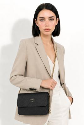 Guess Noelle Bej Siyah Monogram Logolu Zincir Askılı Flap Çanta VLT-465